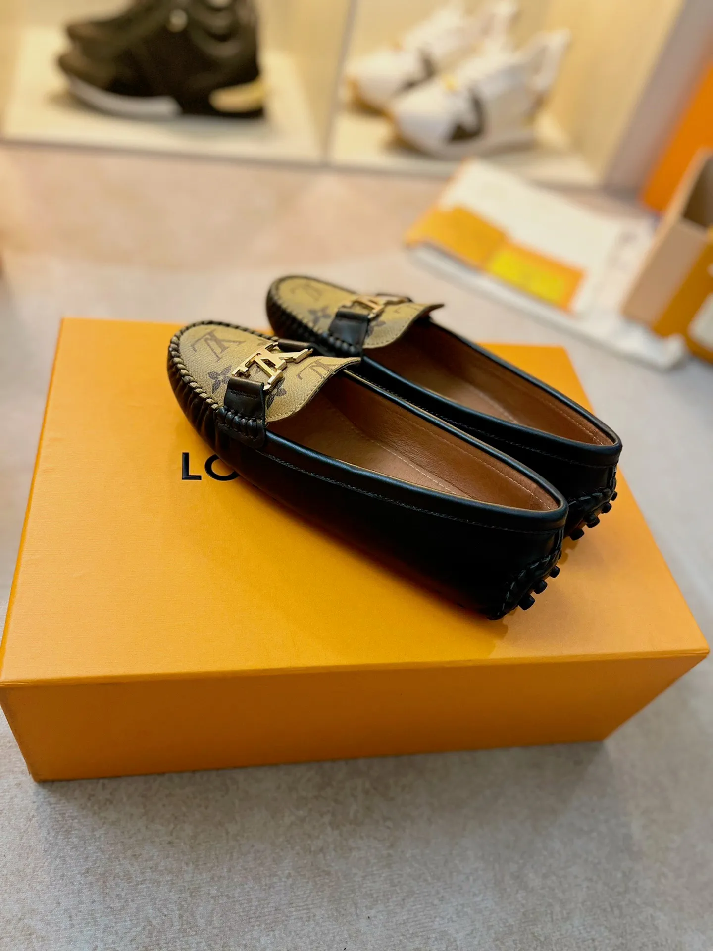 p460💰Couple model❤️🇫🇷 𝙇𝙤𝙪𝙞𝙨 𝙑𝙪𝙞𝙩𝙩𝙤𝙣 🇫🇷Louis Vuitton 2023 Classic𝓛𝓿 𝓣𝓻𝓪𝓲𝓷𝓮𝓻 Sports Series ➪➪➪¯ [Arizona Doudou Shoes Series] ▪️▪️▪️Arizona slip-on shoes are made of Monogram Eclipse canvas. Its hand-painted and dyed edges and hand-sewn uppers fully demonstrate Louis Vuitton's traditional shoemaking craftsmanship. This slip-on shoe is very lightweight. The integrated tongue and upper make it particularly comfortable and flexible. The soft outsole is equipped with rubber padding. Decorated with matching sash. Detailed features: ☑️Monogram Eclipse canvas ☑️Black Eclipse pattern ☑️Hand-painted shoe edges ☑️Hand-sewn uppers (each pair takes time to process) ☑️Integrated tongue and upper construction ☑️Outsole equipped with rubber lining ☑️size: 35_46